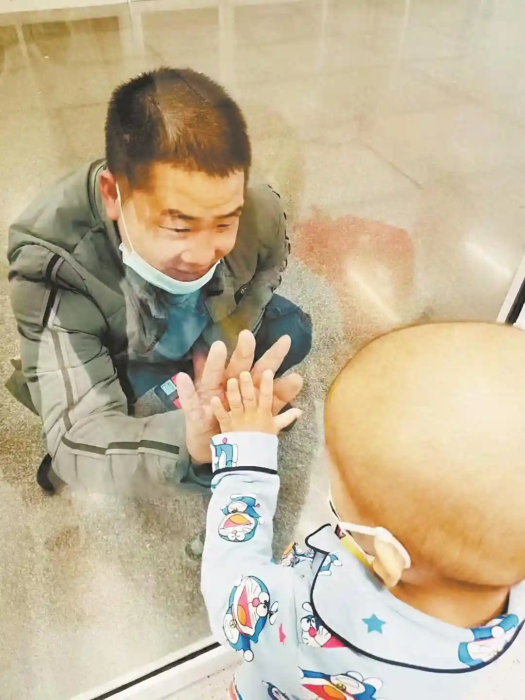 90后父亲摆自助红薯摊救病儿 有人一次买走七箱 有人匿名捐了一万元