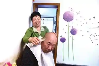 阿姨照顾半瘫老伴18年：让我搀扶你走过每一寸光阴