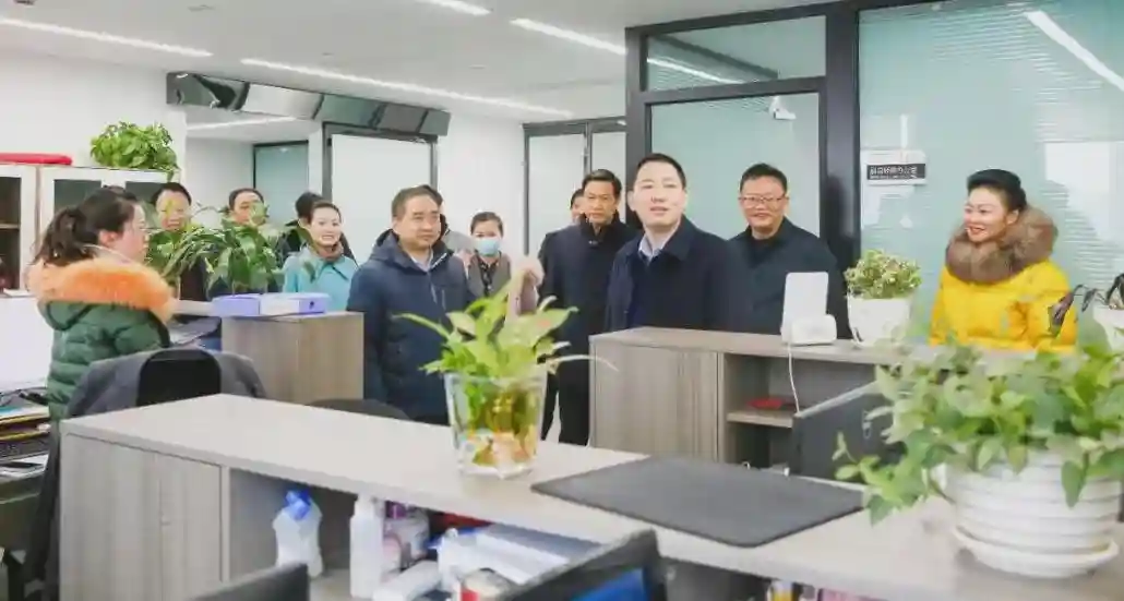 华信投资集团董事长黄在国等一行看望集团员工，并与大家座谈